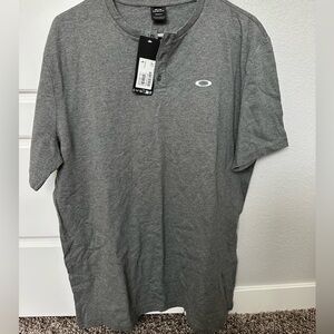 Men’s Oakley Gray Henley T-Shirt - Size Large